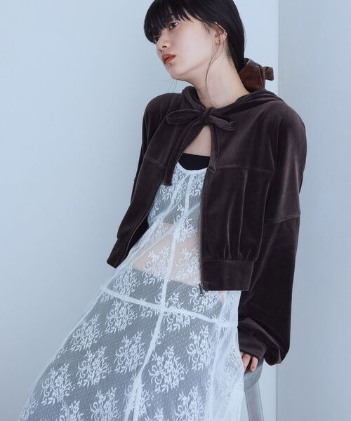 CODE A(コードエー)の「velour cropped hoodie(パーカー・レディース・ブラウン系その他/ブラック・00)」の2枚目の写真