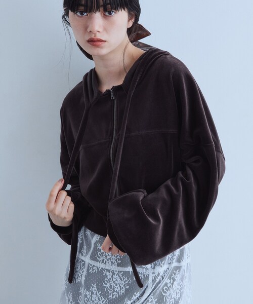 CODE A(コードエー)の「velour cropped hoodie(パーカー・レディース・ブラウン系その他/ブラック・00)」の3枚目の写真