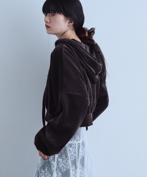 CODE A(コードエー)の「velour cropped hoodie(パーカー・レディース・ブラウン系その他/ブラック・00)」の4枚目の写真