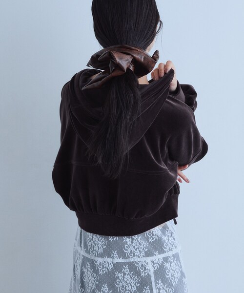 CODE A(コードエー)の「velour cropped hoodie(パーカー・レディース・ブラウン系その他/ブラック・00)」の5枚目の写真