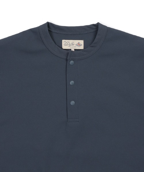 The DUFFER of ST.GEORGE（ザダファーオブセントジョージ）の「「AIR FLEX」MINI WAFFLE HENLEY L/SL TEE：機能素材 「エアフレックス」ミニワッフル ヘンリーネック ロングスリーブ Tシャツ（Tシャツ/カットソー・メンズ・ホワイト/ブラック/ブルーグレー・MEDIUM/SMALL/X-LARGE/LARGE）」の17枚目の写真