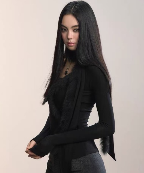 AVYL(アヴィル)の「【ファーマフラー付き】フェイクファー切替スクエアネックリブニット(ニット/セーター・レディース・ホワイト/ブラック・M)」の10枚目の写真