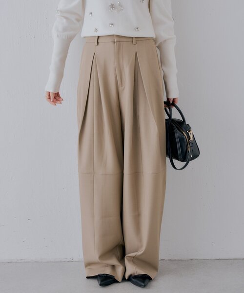 Chico(チコ)の「【SALON by Chico】タックバレルワイドパンツ(その他パンツ・レディース・ベージュ/ブラック/グレー・SMALL/MEDIUM)」の1枚目の写真