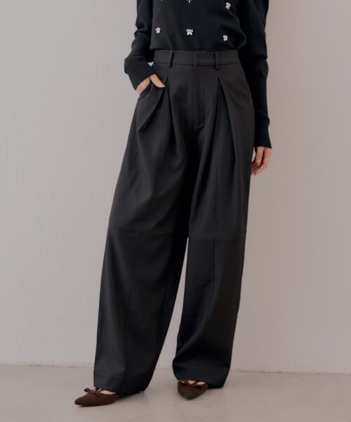 Chico(チコ)の「【SALON by Chico】タックバレルワイドパンツ(その他パンツ・レディース・ベージュ/ブラック/グレー・SMALL/MEDIUM)」の2枚目の写真