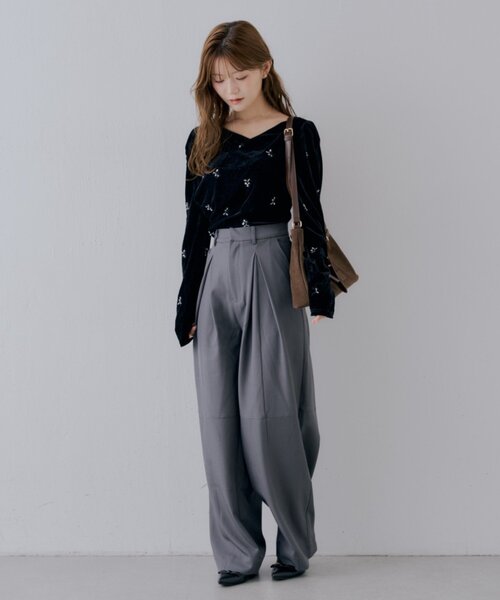 Chico(チコ)の「【SALON by Chico】タックバレルワイドパンツ(その他パンツ・レディース・ベージュ/ブラック/グレー・SMALL/MEDIUM)」の6枚目の写真