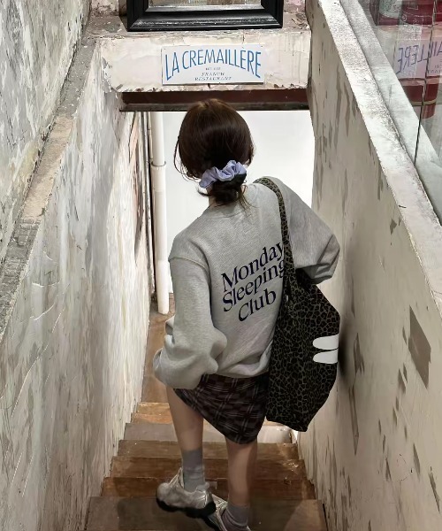 OThe.Naeun(オザナウン)の「over logo sweat(スウェット・レディース・ネイビー/グレー・FREE)」の3枚目の写真