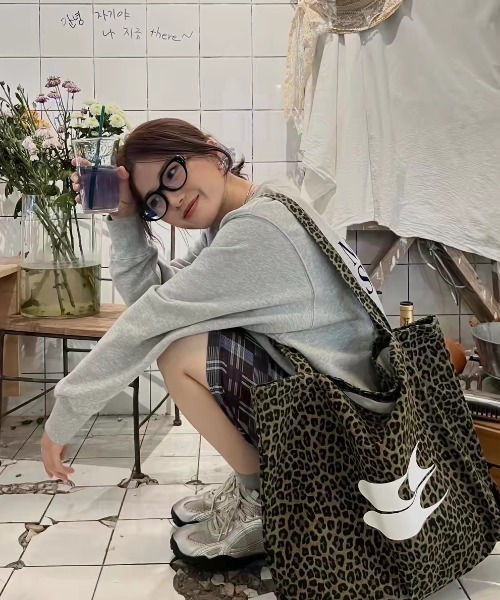 OThe.Naeun(オザナウン)の「over logo sweat(スウェット・レディース・ネイビー/グレー・FREE)」の4枚目の写真