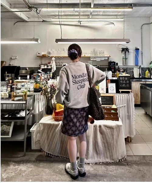 OThe.Naeun(オザナウン)の「over logo sweat(スウェット・レディース・ネイビー/グレー・FREE)」の5枚目の写真