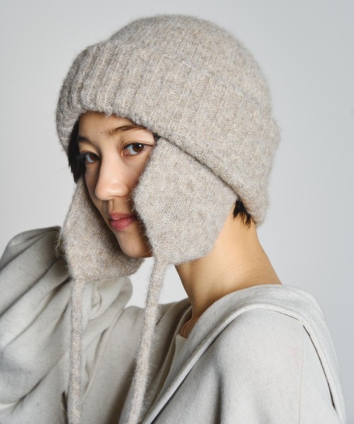 ROSE BUD(ローズバッド)の「【ROSE BUD別注】EAR FLAP KNIT CAP(ニットキャップ/ビーニー・レディース・ベージュ/ブラック・ONE SIZE)」の2枚目の写真