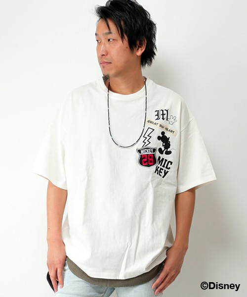 Disney(ディズニー)の「Disney(ディズニー)ミッキーワッペンBIG半袖Tシャツ(Tシャツ/カットソー・メンズ・オフホワイト/ブラック・LARGE/MEDIUM)」の2枚目の写真