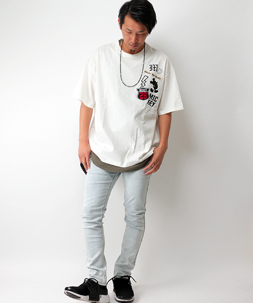 Disney(ディズニー)の「Disney(ディズニー)ミッキーワッペンBIG半袖Tシャツ(Tシャツ/カットソー・メンズ・オフホワイト/ブラック・LARGE/MEDIUM)」の3枚目の写真