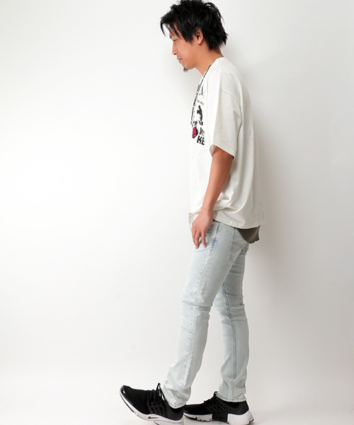 Disney(ディズニー)の「Disney(ディズニー)ミッキーワッペンBIG半袖Tシャツ(Tシャツ/カットソー・メンズ・オフホワイト/ブラック・LARGE/MEDIUM)」の4枚目の写真