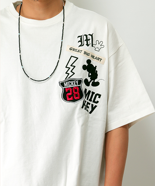 Disney(ディズニー)の「Disney(ディズニー)ミッキーワッペンBIG半袖Tシャツ(Tシャツ/カットソー・メンズ・オフホワイト/ブラック・LARGE/MEDIUM)」の5枚目の写真