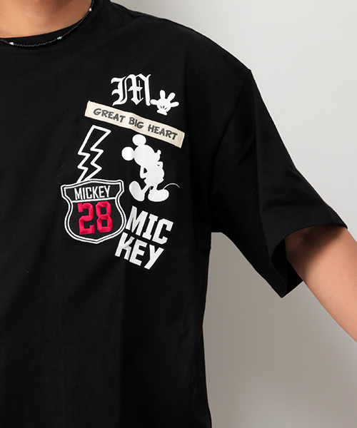 Disney(ディズニー)の「Disney(ディズニー)ミッキーワッペンBIG半袖Tシャツ(Tシャツ/カットソー・メンズ・オフホワイト/ブラック・LARGE/MEDIUM)」の6枚目の写真