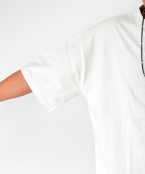 Disney(ディズニー)の「Disney(ディズニー)ミッキーワッペンBIG半袖Tシャツ(Tシャツ/カットソー・メンズ・オフホワイト/ブラック・LARGE/MEDIUM)」の7枚目の写真