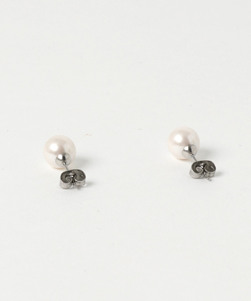 form forma（フォルムフォルマ）の「【慶弔両用】貝パールピアス《8㎜玉》/喪服・礼服/ブラックフォーマル/パーティー（ピアス（両耳用）・レディース・ホワイト・ONE SIZE）」の2枚目の写真