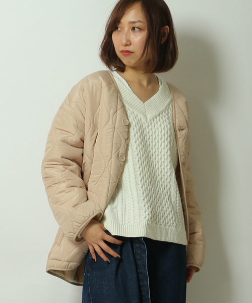 LBC(エルビーシー)の「裏ボアキルトジャケット (ブルゾン・レディース・ダークグリーン/ピンクベージュ・MEDIUM/LARGE)」の1枚目の写真