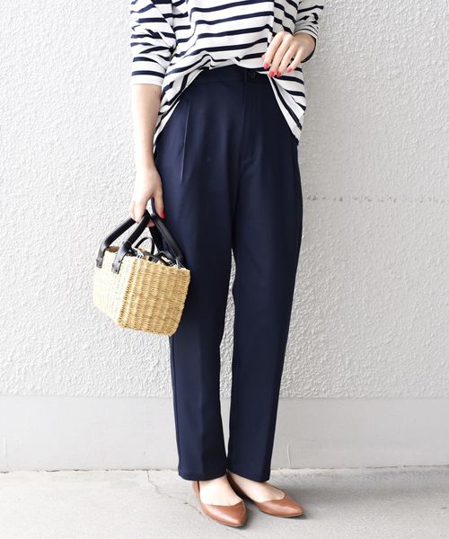 SHIPS Days(シップスデイズ)の「SHIPS Days STANDARD:タックテーパードパンツ◇(その他パンツ・レディース・ネイビー/キャメル/チャコールグレー・LARGE/MEDIUM/SMALL)」の2枚目の写真