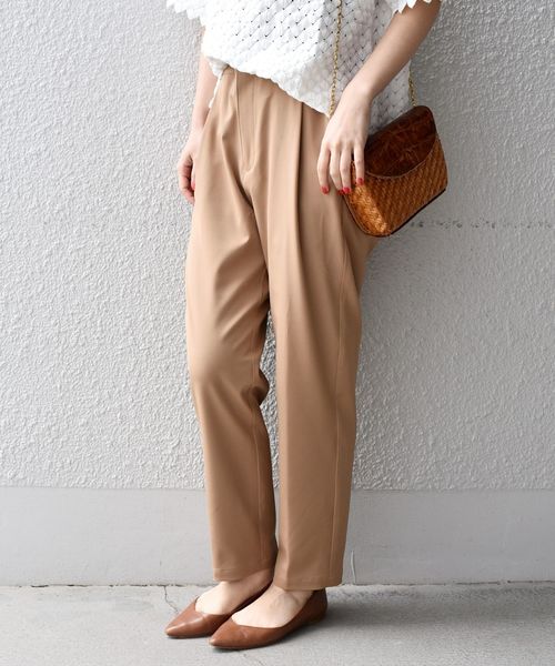 SHIPS Days(シップスデイズ)の「SHIPS Days STANDARD:タックテーパードパンツ◇(その他パンツ・レディース・ネイビー/キャメル/チャコールグレー・LARGE/MEDIUM/SMALL)」の3枚目の写真