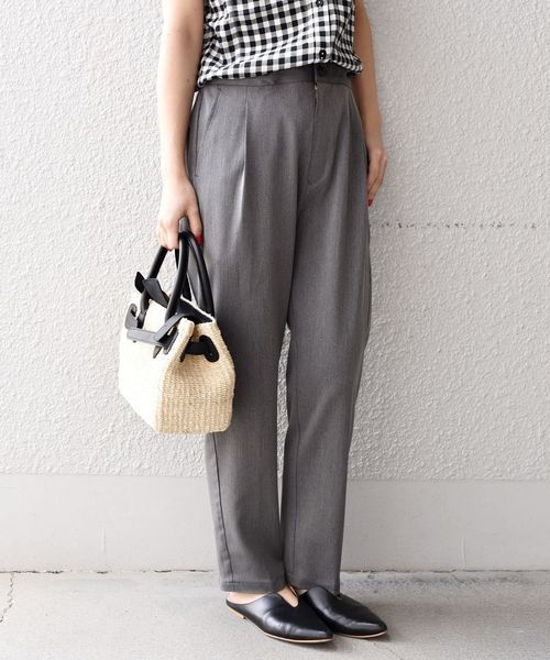 SHIPS Days(シップスデイズ)の「SHIPS Days STANDARD:タックテーパードパンツ◇(その他パンツ・レディース・ネイビー/キャメル/チャコールグレー・LARGE/MEDIUM/SMALL)」の1枚目の写真