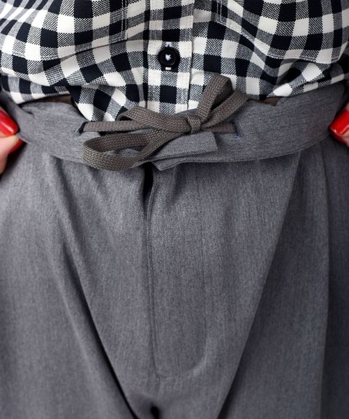 SHIPS Days(シップスデイズ)の「SHIPS Days STANDARD:タックテーパードパンツ◇(その他パンツ・レディース・ネイビー/キャメル/チャコールグレー・LARGE/MEDIUM/SMALL)」の12枚目の写真