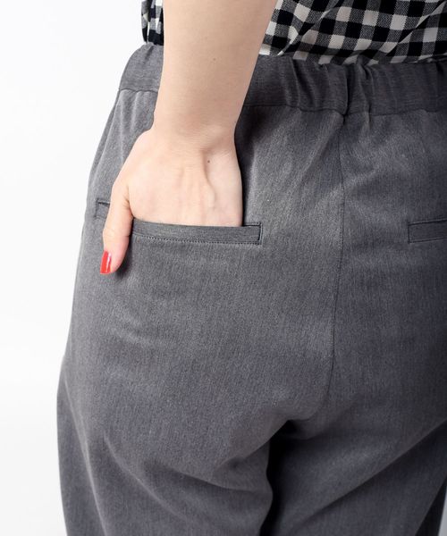 SHIPS Days(シップスデイズ)の「SHIPS Days STANDARD:タックテーパードパンツ◇(その他パンツ・レディース・ネイビー/キャメル/チャコールグレー・LARGE/MEDIUM/SMALL)」の11枚目の写真