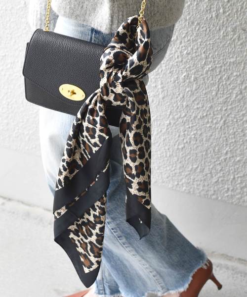 Khaju（カージュ）の「Khaju:レオパードスカーフ（バンダナ/スカーフ・レディース・ブラック/ワイン・ONE SIZE）」の2枚目の写真