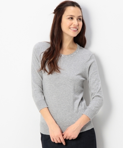 Jewel Changes(ジュエルチェンジズ)の「JCT 装飾付き クルーネック プルオーバー / スプリングニット(ニット/セーター・レディース・オフホワイト/グレー/その他1・フリー)」の2枚目の写真