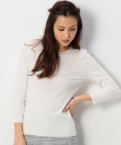 Jewel Changes(ジュエルチェンジズ)の「JCT 装飾付き クルーネック プルオーバー / スプリングニット(ニット/セーター・レディース・オフホワイト/グレー/その他1・フリー)」の1枚目の写真