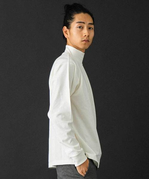 UNITED TOKYO（ユナイテッドトウキョウ）の「ウルティマモックネックカットソー（Tシャツ/カットソー・メンズ・オフホワイト/ブラック/オレンジ/グレイッシュベージュ/グレー・1/2/3）」の7枚目の写真