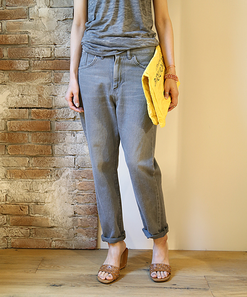 And A(アンドエー)の「BOY FRIEND DENIM (HOSU×artpeace by nowartt×And A)(デニムパンツ・レディース・チャコールグレー/ブルー・36/38)」の2枚目の写真