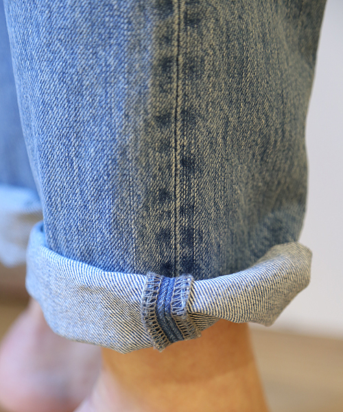And A(アンドエー)の「BOY FRIEND DENIM (HOSU×artpeace by nowartt×And A)(デニムパンツ・レディース・チャコールグレー/ブルー・36/38)」の18枚目の写真