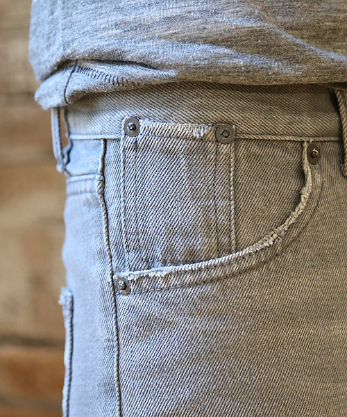 And A(アンドエー)の「BOY FRIEND DENIM (HOSU×artpeace by nowartt×And A)(デニムパンツ・レディース・チャコールグレー/ブルー・36/38)」の7枚目の写真