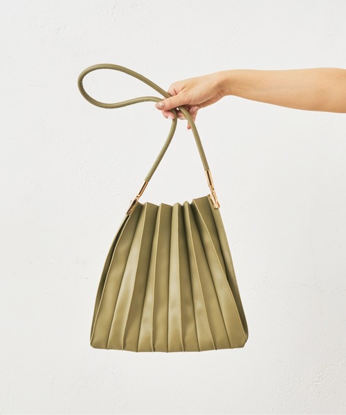 natural couture(ナチュラルクチュール)の「大人プリーツBAG(ショルダーバッグ・レディース・ブラック/ベージュ/アイボリー/ライトカーキ・FREE)」の4枚目の写真