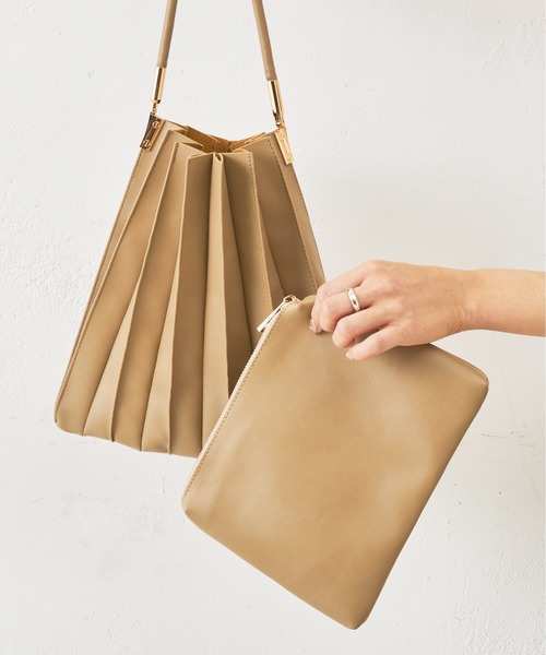 natural couture(ナチュラルクチュール)の「大人プリーツBAG(ショルダーバッグ・レディース・ブラック/ベージュ/アイボリー/ライトカーキ・FREE)」の3枚目の写真