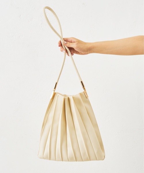 natural couture(ナチュラルクチュール)の「大人プリーツBAG(ショルダーバッグ・レディース・ブラック/ベージュ/アイボリー/ライトカーキ・FREE)」の2枚目の写真