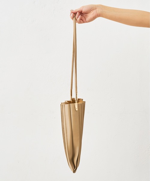 natural couture(ナチュラルクチュール)の「大人プリーツBAG(ショルダーバッグ・レディース・ブラック/ベージュ/アイボリー/ライトカーキ・FREE)」の5枚目の写真