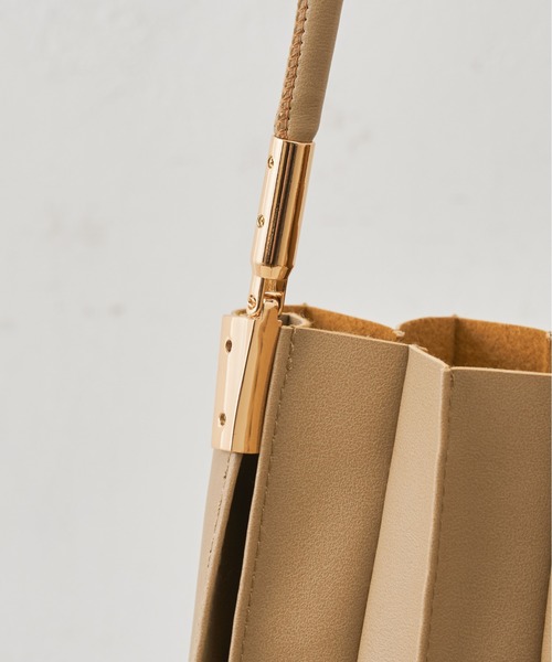 natural couture(ナチュラルクチュール)の「大人プリーツBAG(ショルダーバッグ・レディース・ブラック/ベージュ/アイボリー/ライトカーキ・FREE)」の8枚目の写真
