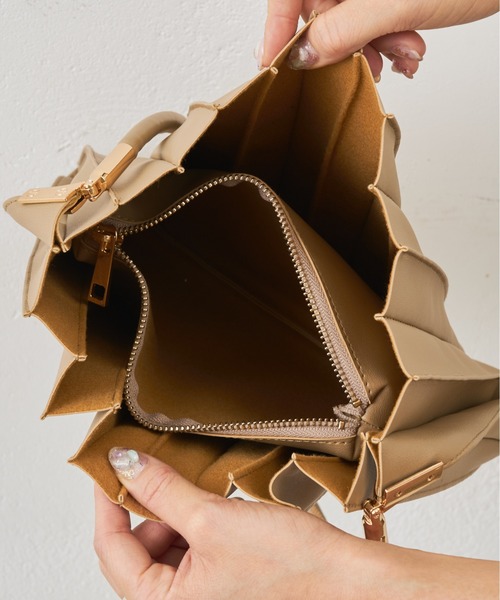 natural couture(ナチュラルクチュール)の「大人プリーツBAG(ショルダーバッグ・レディース・ブラック/ベージュ/アイボリー/ライトカーキ・FREE)」の9枚目の写真