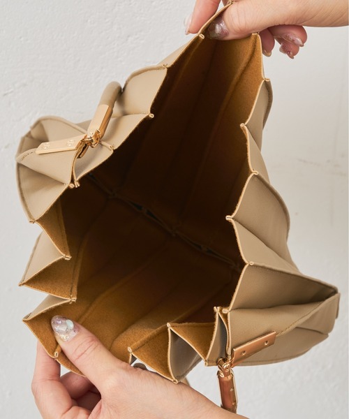 natural couture(ナチュラルクチュール)の「大人プリーツBAG(ショルダーバッグ・レディース・ブラック/ベージュ/アイボリー/ライトカーキ・FREE)」の6枚目の写真