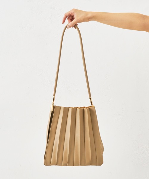 natural couture(ナチュラルクチュール)の「大人プリーツBAG(ショルダーバッグ・レディース・ブラック/ベージュ/アイボリー/ライトカーキ・FREE)」の7枚目の写真