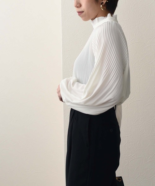Eimee Law（エイミーロウ）の「消しプリーツスタンドカラーBL（シャツ/ブラウス・レディース・オフホワイト/ミント/ダークネイビー・38）」の5枚目の写真