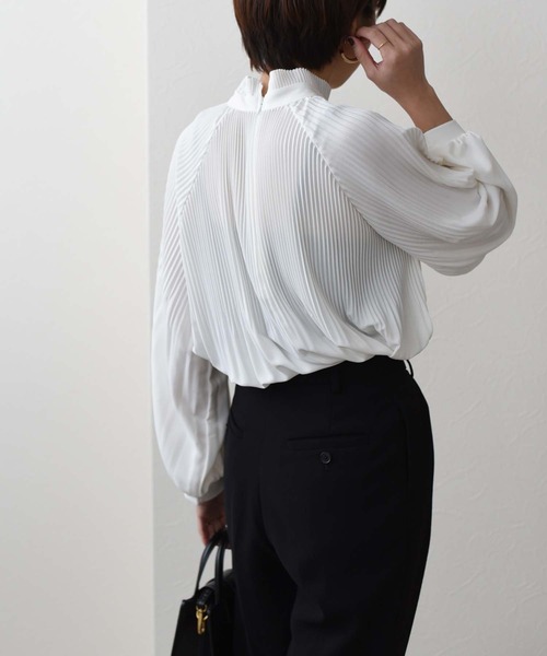 Eimee Law（エイミーロウ）の「消しプリーツスタンドカラーBL（シャツ/ブラウス・レディース・オフホワイト/ミント/ダークネイビー・38）」の6枚目の写真