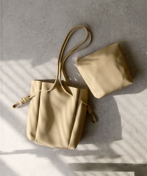 Chillfar（チルファー）の「ニュアンスカラーフェイクレザートートバッグ/インナーポーチ付き（トートバッグ・レディース・ブラック/ベージュ/グリーン・FREE）」の3枚目の写真