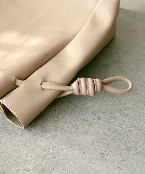 Chillfar（チルファー）の「ニュアンスカラーフェイクレザートートバッグ/インナーポーチ付き（トートバッグ・レディース・ブラック/ベージュ/グリーン・FREE）」の10枚目の写真