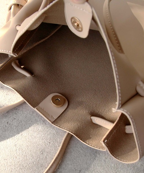 Chillfar（チルファー）の「ニュアンスカラーフェイクレザートートバッグ/インナーポーチ付き（トートバッグ・レディース・ブラック/ベージュ/グリーン・FREE）」の12枚目の写真