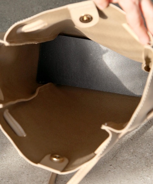 Chillfar（チルファー）の「ニュアンスカラーフェイクレザートートバッグ/インナーポーチ付き（トートバッグ・レディース・ブラック/ベージュ/グリーン・FREE）」の13枚目の写真