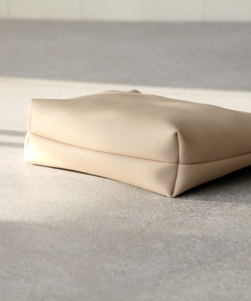 Chillfar（チルファー）の「ニュアンスカラーフェイクレザートートバッグ/インナーポーチ付き（トートバッグ・レディース・ブラック/ベージュ/グリーン・FREE）」の17枚目の写真