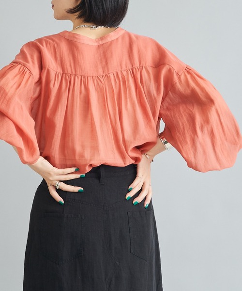 DouDou(ドゥドゥ)の「ギャザーボリュームシャツ(シャツ/ブラウス・レディース・オフホワイト/ブラック/オレンジ・FREE)」の3枚目の写真