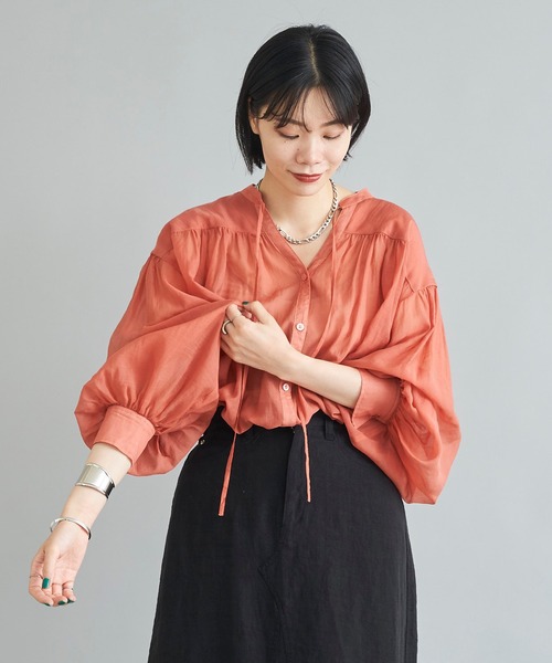 DouDou(ドゥドゥ)の「ギャザーボリュームシャツ(シャツ/ブラウス・レディース・オフホワイト/ブラック/オレンジ・FREE)」の6枚目の写真